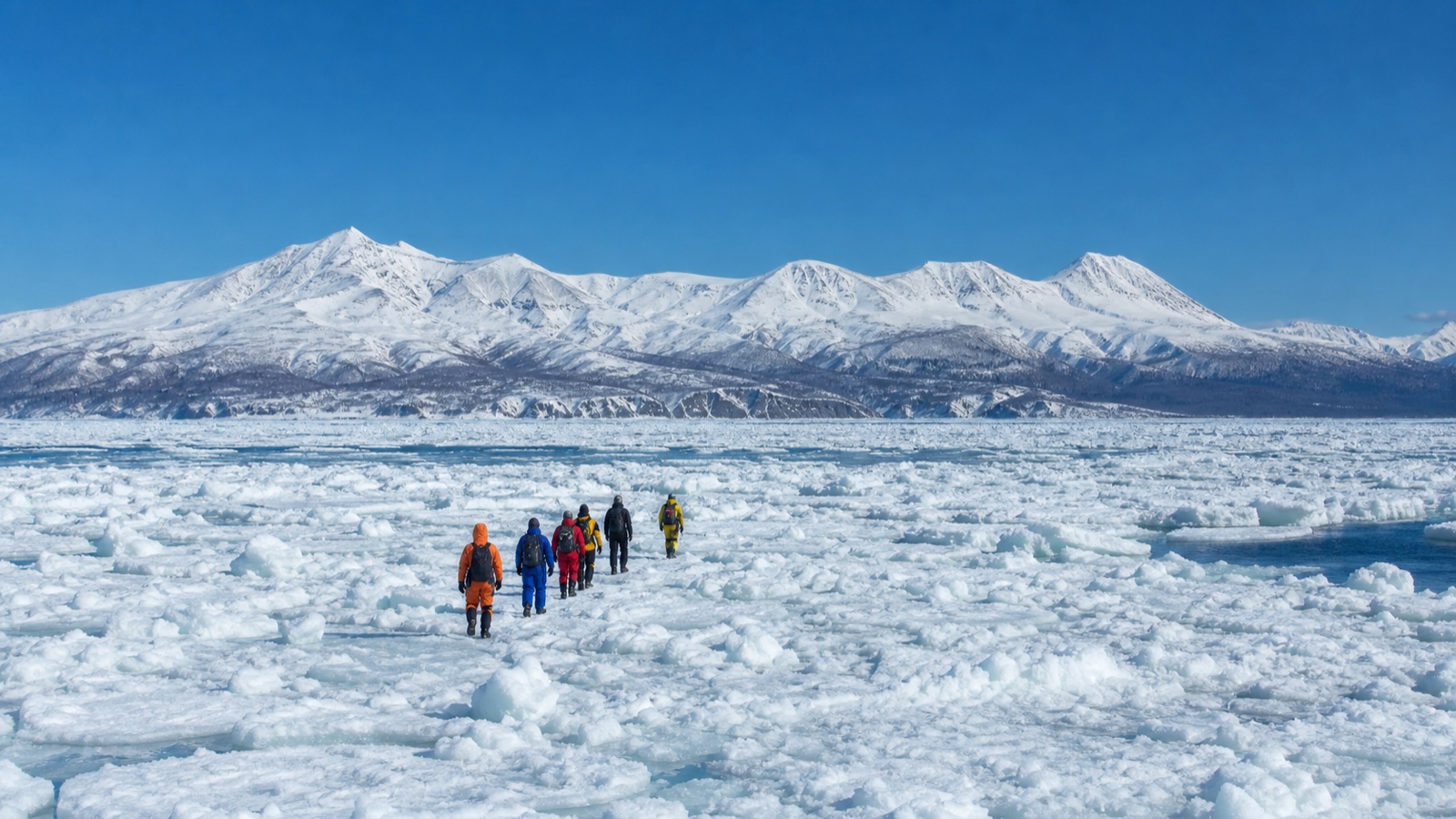 冬の海へ踏み出す 知床・流氷ウォーク 風景3